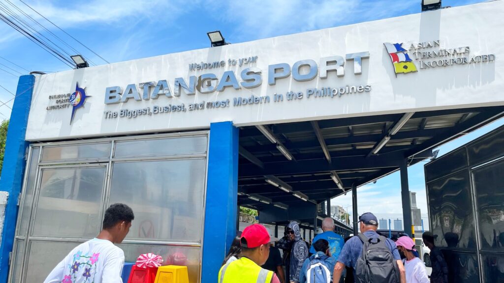 抵達八打雁碼頭會有另外一位導遊協助通關