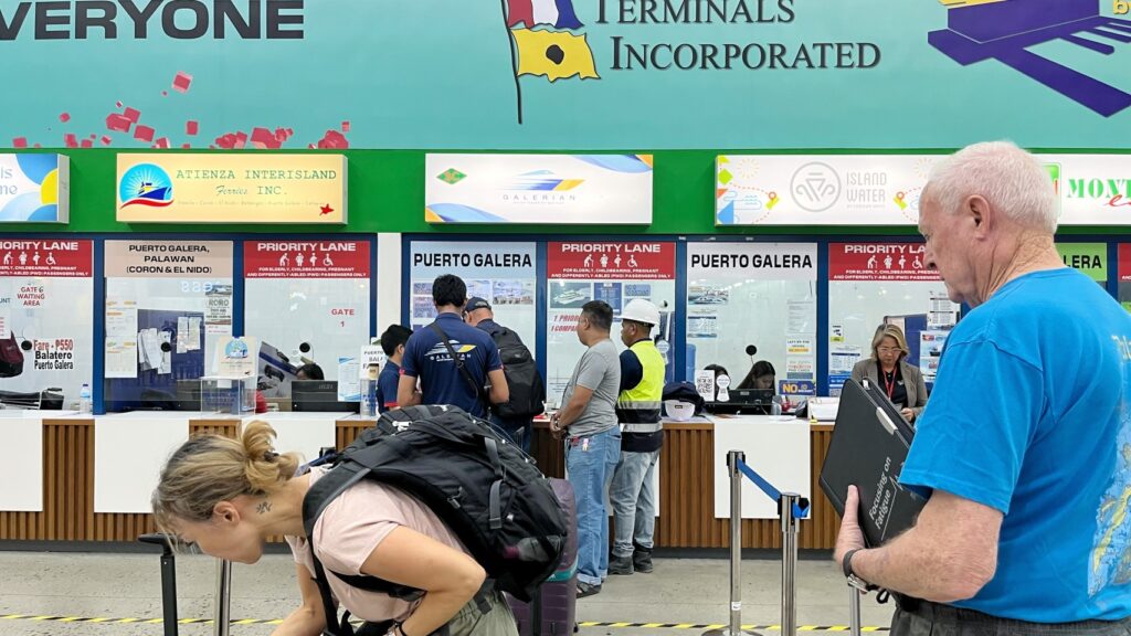 SI-KAT導遊會協助乘客購票