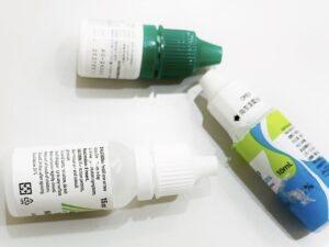 戴隱形眼鏡可以點眼藥水嗎？